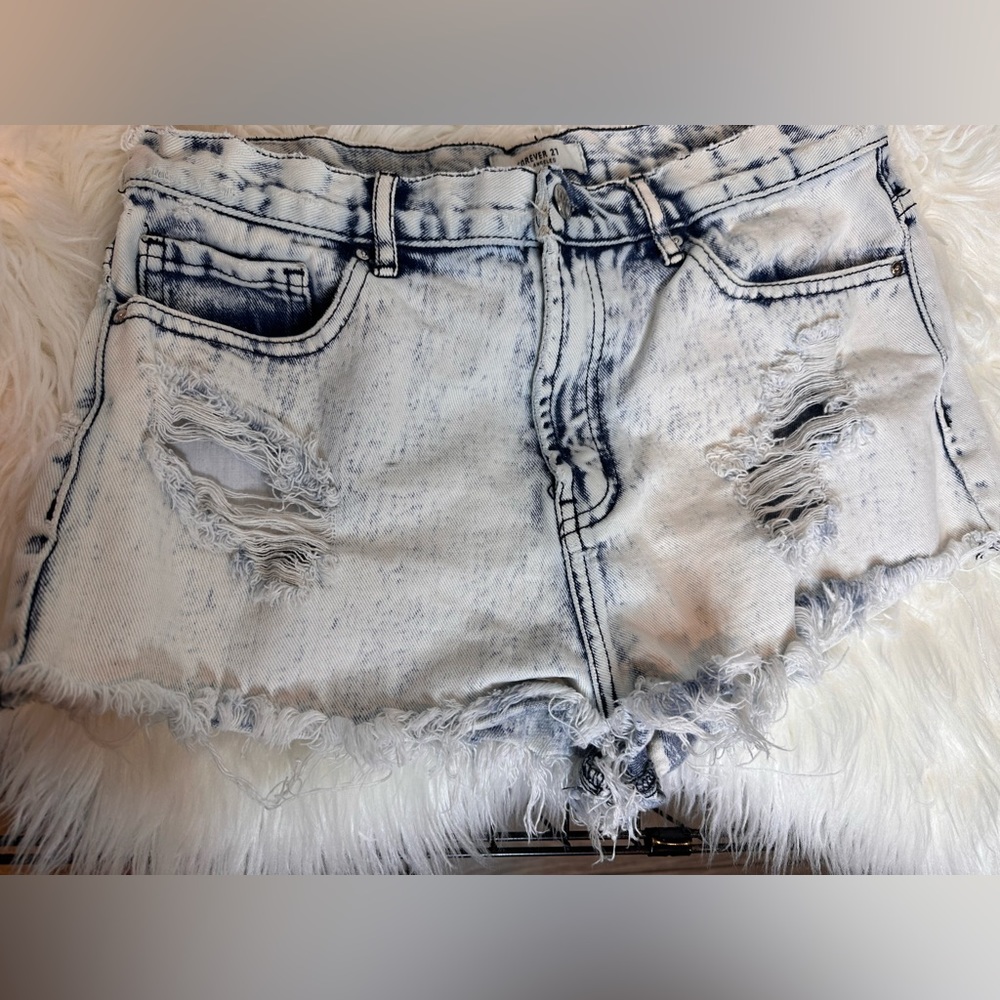 Forever 21 distressed denim shorts - Picture 5 of 6